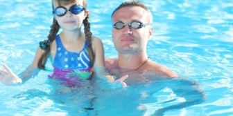 【趣味】5歳の娘が今日スイミングへ行きました。顔を水につけることができなかった娘がわずか1年で浮き輪無しで泳げるようになり、とても感激しました。