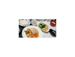 晩御飯：冷奴ゴマ大葉しらす、残り物ズ