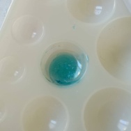 洗濯物にティッシュ。と、水色な波石つくりました。