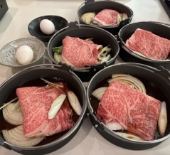 ★鹿部方面のリゾートホテルで白老モーモーのすき焼きが食べ放題だったので…その辺のインバウンド客もびっくりするくらいの卑しさを見せたファッキンおじたん★