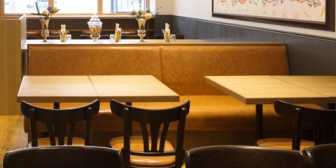 笑う度に体を動かしソファーをバン！バンってする友人に不快感を持ち友達やめた