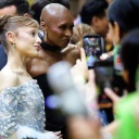 アリアナ・グランデ、突然インフルエンサーに襲われる。警備員より早く助けたのは『ウィキッド』共演者だった