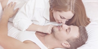 【惚気】ソファーで寝てる旦那を起こしたら寝ぼけて「嫁ちゃんだー」って引き寄せられて猛烈にちゅーされた。嬉しいけど娘14歳が見てるんだが…