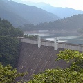 小河内ダムが起工以来19年目で湛水を開始し、奥多摩湖が誕生する