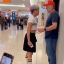 トランスジェンダーが女性用トイレに入ろうとするのを、男性が制止。  「妻が中にいる、絶対に通さない！」