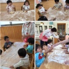 『0歳児さんです。  小麦粉粘土で遊びました。』の画像