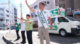 【沖縄知事選】古謝げんた、市営住宅で演説中に上からバケツほどの水を10回近くぶっかけられる…「これ以上、分断を深めない」怒ることも、相手を責めることもせず耐える