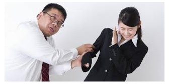 父が会社の人を家に連れてきていて、酒臭いので自室に逃げようとしたらおっさんに突然胸を鷲掴みにされ反射的に顔面に一発入れたら人生が狂った