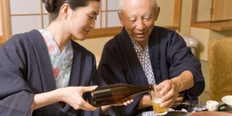 親の代わりに自治体の飲み会行ったらおっさんに「お酌は？」って聞かれたんだけどなんで強制なの？そもそも未成年だし飲み屋のねーちゃんでもないんだけど
