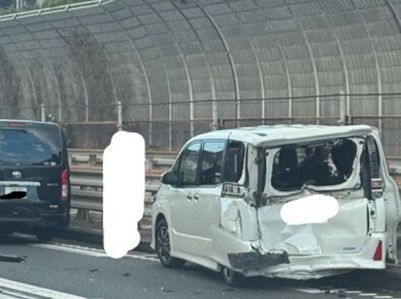 【現場の様子】#交通情報 東名高速 下り 伊勢原JCT～秦野中井IC付近 破片散乱する追突事故で規制渋滞8月13日 #東名高速 #伊勢原 #秦野 #お盆
