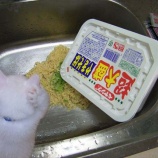 『湯切り失敗して流しにこぼす「だばあ」がなくなる？・・・「そんなのペヤングじゃない」と愛好家から不満の声』の画像