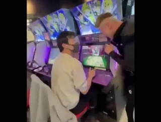 日本のヤンキーがおとなしそうな男性を怒らせてボコボコにされる動画が話題にｗ　海外の反応。
