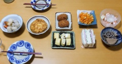 美味しいサンドイッチとお惣菜がある食卓&市場の赤い光