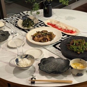 青椒肉絲と豚と茄子のトロトロ炒めとかの夜ごはん