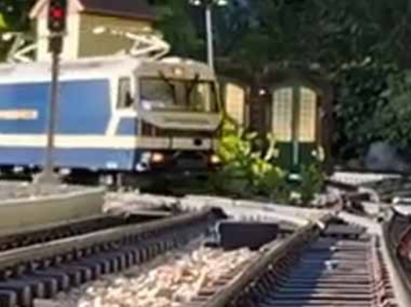 【列車事故？】 危ないですから、黄色い点字ブロックの内側までお下がりください → こうなります…