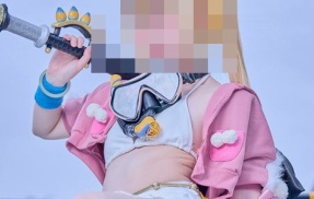 セクシー女性コスプレイヤーさん、見えてはいけないものがハミ出してしまう・・・→3.1万いいね