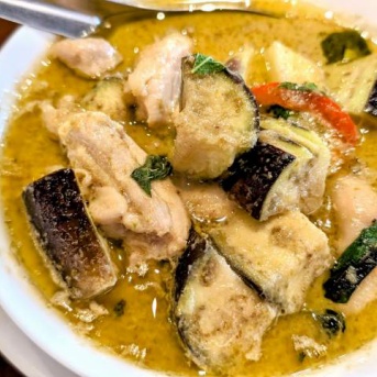 タイ料理「シヤートムヤムクン」（上野）でグリーンカレーと豚肉のガパオ炒めごはん（※メインコック氏が日本に）