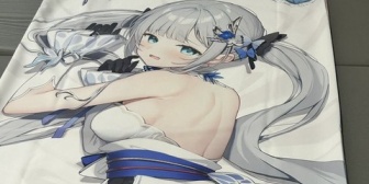 【ぶいすぽ】すみーの抱き枕、改めて実物でまじまじ見るとすんごいね…いや可愛さがね