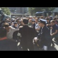 【もう限界】警官「迷惑行為で通報がありました、帰りなさい」クルド人「帰レジャナイ」通報の仕返しに玄関先で立ちションされコンビニオーナー疲弊