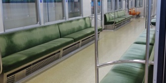 電車の角席で手すりに肘置いてバッグ支えてたら私の肘に何度もけつをぶつけてくる女が。→鞄で私の肘を殴ってくる。痛い。→女「痛いんだけど！肘どかせよ！」→