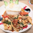 秋限定「豚肉と白舞茸＆エリンギのガパオ炒めごはん」（タイ料理研究所エキュート秋葉原店）