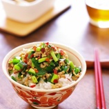 『万能豚そぼろで作った豚ニラそぼろをご飯の上にのせるだけ！唐辛子の辛さに花椒のシビレル刺激が食欲をそそる♪「ピリ辛！花椒香る★豚ニラそぼろ丼」【レシピ1874】【スパイス大使】』の画像