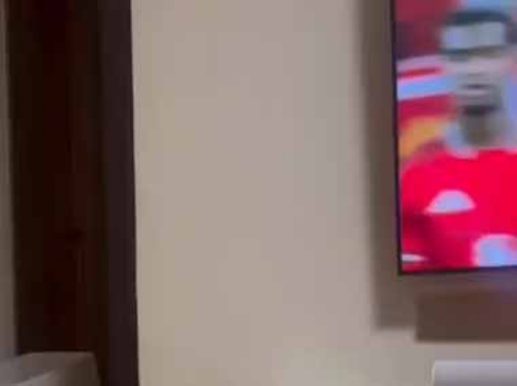 彼女が寝転んでテレビを見ていた。その横に彼がやってきた → ちょっとイジワルなちょっかいです…