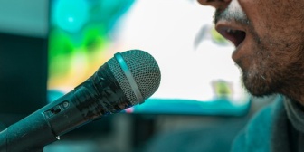 付き合う直前で舞い上がっていたころ、カラオケに行った。その時歌われたのが○○で…