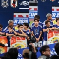【画像】佐野海舟さん、スポンサー賞品を剥がされてしまう…【サッカー日本代表】