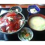 『銀座 銭形「日替り・鮪とカンパチの漬け丼」900円』の画像