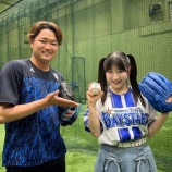 『[ノイミー] 櫻井ももの投球を指導したのは ベイスターズ石田裕太郎 選手』の画像