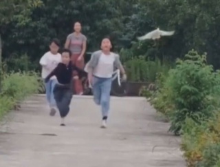 アヒルが子供たちと駆けっこをして…ちょっとだけズルをする