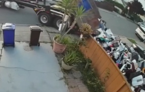 金を払わない客にブチギレたゴミ回収業者さん「回収したゴミを全部そいつの庭にぶちまけるわ」 → ヤバイことになるｗｗｗｗｗ