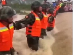 【台風10号】中国兵士さん、洪水が発生したためスクラム組んで人間土嚢を形成し水を防ぐ