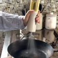 【買って大正解】え、下から出るの!? 発想が新しい「オイルスプレー」が想像以上に快適だった