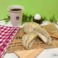 セブン新作「2種のごまとチーズクリームのパン」を実食レビュー｜しっとり生地と香ばしいごまが広がる朝食パン