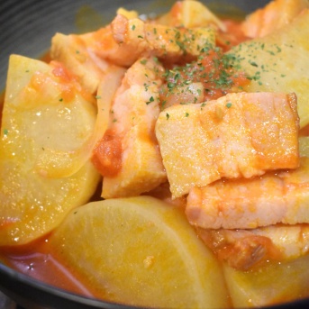 コクがしっかり♪ベーコンと大根のトマト煮込み