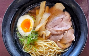 【明日閉店】スカイレストラン徳中@周南市 の 「しょうゆラーメン」 #スカイレストラン徳中 #しょうゆラーメン #徳山中央病院 #シダックス #周南市 #山口県 #ラーメン #つけものいし