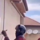 【海外の反応】生きた電線を素手と歯で剥こうとした結果ｗｗｗ「感電から逃げるなｗ」「せめてヘルメットは被ってた」