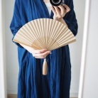 40代。大人は場所によって使い分けよう！扇子とポータブル扇風機。