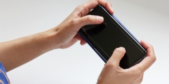 テーマパークの待ち時間に携帯ゲームをし始めた彼氏。話しかけても上の空なので少し強めに注意したんだけど…