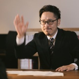 【緊急】フランス人「日本人観光客はレストランで手を挙げて店員を呼ぶ。マナー悪すぎ」⇒！