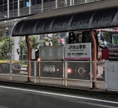 兼六のトラックがJR松山駅前電停に停車中