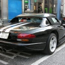 新宿駅東口のダッジ バイパー