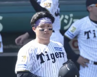 森下翔太、イニング間に球審に詰め寄る
