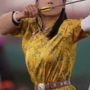 【海外の反応】モンゴルのナーダム祭で弓を引く女性が美しすぎる　「恋に落ちた」「撃たれても本望」