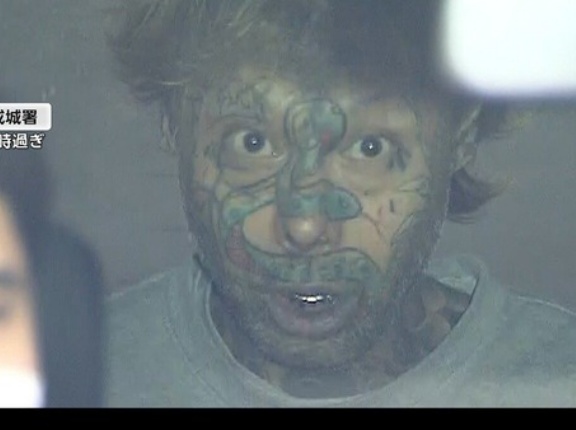 日本のコンビニで強盗をして店員に頭突きをした顔面タトゥー男が海外でも話題に！　海外の反応。