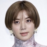 『【画像】池田エライザさん、『ふくらみ』が目立ちすぎてメガネの広告が失敗に終わるwww』の画像