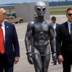 トランプ大統領が筋肉ムキムキの宇宙人を連行する写真を投稿！