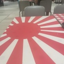 外国人「ショッピングモールに旭日旗すぎるテーブルが置いてあった…」